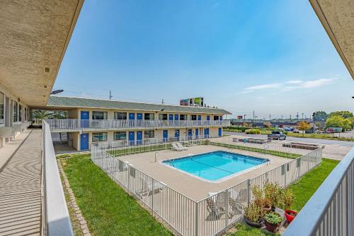an overhead view of a building with a swimming pool at Motel 6 Kansas City, MO - Airport in Kansas City