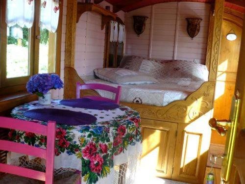 Tempat tidur dalam kamar di La Clé des Roulottes