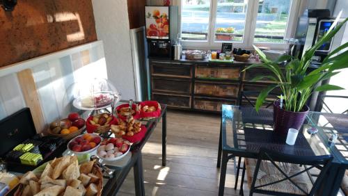 - une table avec un plateau de fruits et de pain dans l'établissement Hôtel Le Martagon, à Villars-Colmars