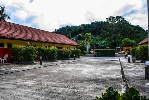 Bangunan di mana terletaknya rumah tamu ini