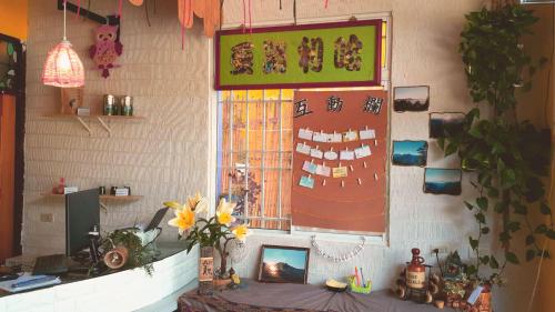 Habitación con ventana y mesa con chimenea en Lushan Xiangting Tea Homestay en Renai