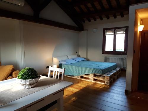 1 dormitorio con 1 cama en el centro de una habitación en Alloggio Il Giuggiolo, en Bassano del Grappa