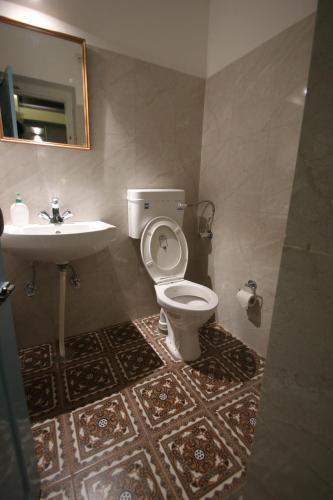Un baño de Jaipur Jantar Hostel