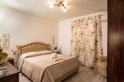 Un dormitorio con una cama con un osito de peluche. en Morgana Villa, en Mazara del Vallo