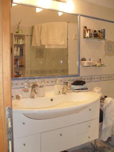 ナポリにあるCasa di Paolaのバスルーム(洗面台、鏡付)