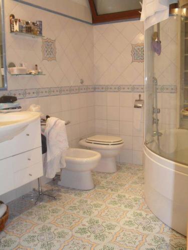 ナポリにあるCasa di Paolaのバスルーム(トイレ、洗面台、シャワー付)