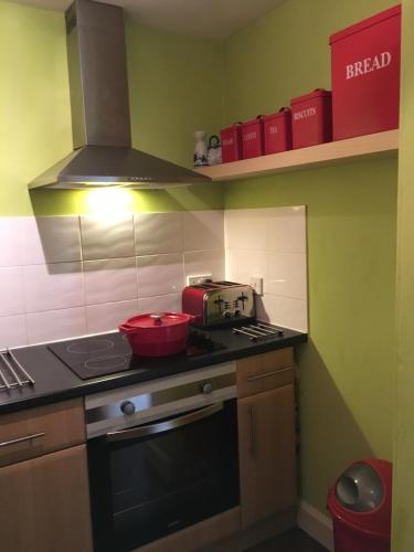a kitchen with a stove and a red bowl at Goldenacre Private Room (Homestay) in Edinburgh