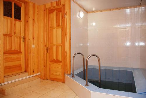 Habitación con baño con bañera. en VIP Apartments 11 Kiev en Vyshhorod