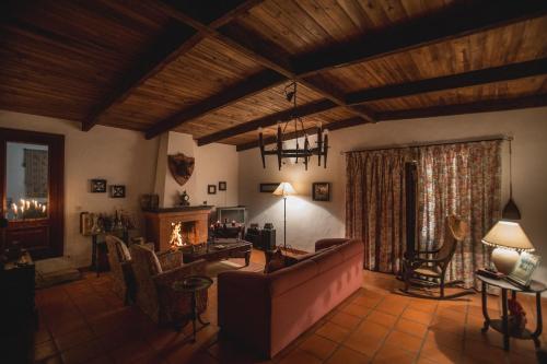 un soggiorno con divano e camino di Quinta do Vale Grande ad Albergaria-a-Velha