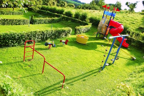 a group of children playing on a playground at paNOORama appartementen in Noorbeek