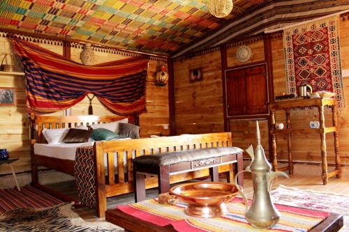 Un pat sau paturi într-o cameră la Al Reem Desert Camp