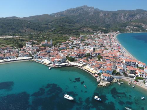 Pohľad z vtáčej perspektívy na ubytovanie Long Beach Kokkari Samos