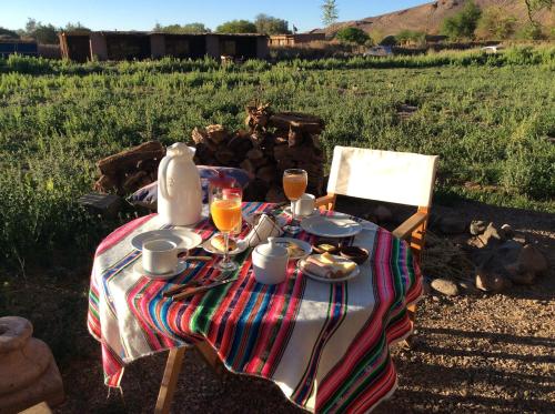 una mesa con un plato de comida en un campo en Eco-Lodge El Andinista en San Pedro de Atacama