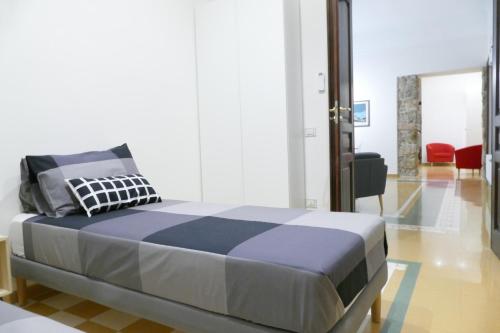 サレルノにあるLuxury Manfredi Apartment Salernoのベッドルーム1室(青とグレーのベッド1台付)