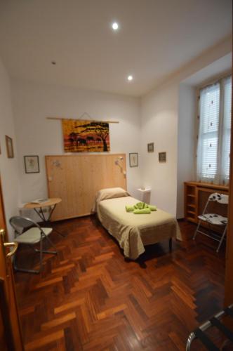um quarto com uma cama, uma mesa e cadeiras em Casa Vacanze Zio Gionni em Roma