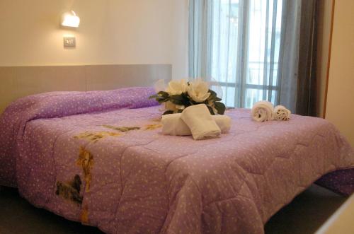 A bed or beds in a room at Hotel Amica