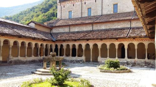 a building with a fountain in front of it at Miralago View in Revine Lago