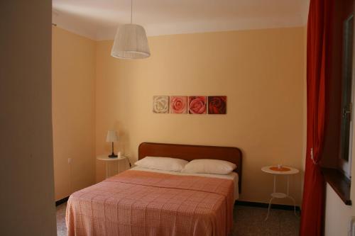 モンテマルチャーノにあるLa Casa di GiuSyのベッドルーム1室(枕2つ付)