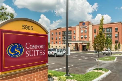 a sign for aconvent suites in front of a parking lot at Comfort Suites Florence - Cincinnati South in Florence