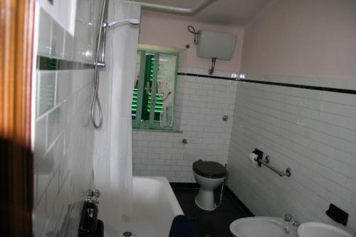 モンテマルチャーノにあるLa Casa di GiuSyのバスルーム(トイレ、洗面台付)