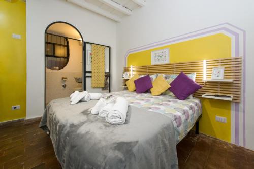 ローマにあるSTELLA'S APARTMENT IN MONTIのベッドルーム1室(大型ベッド1台、タオル付)