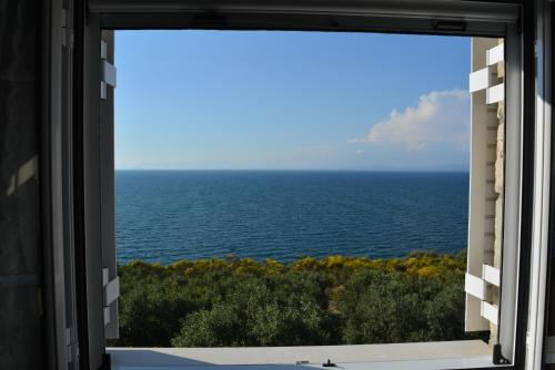 a view of the ocean through a window at Aqua Terra in Spárton