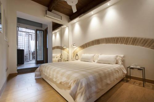 een slaapkamer met een groot bed en een grote spiegel bij River View Apartment in Rome