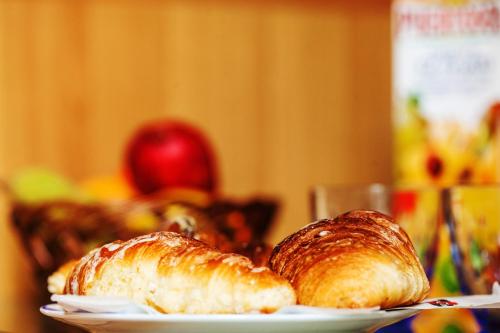 2 croissants sur une assiette dans l'établissement Hotel Villa Il Castagno, à Florence