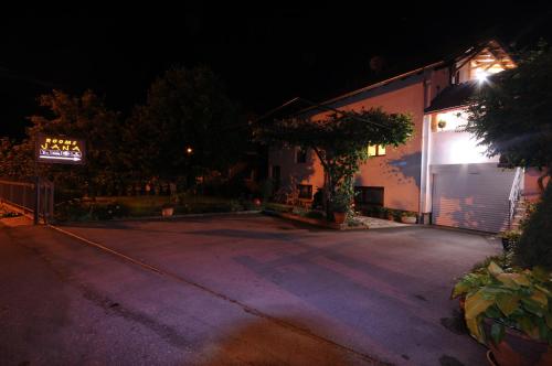 Bangunan di mana terletaknya rumah tamu ini