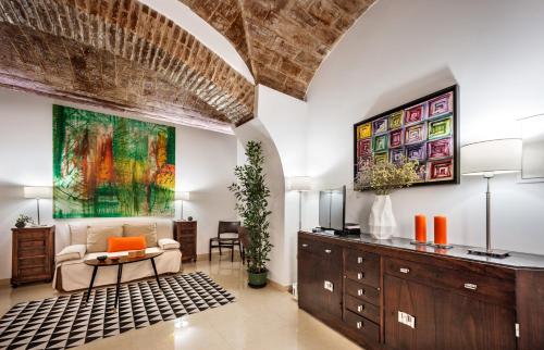 uma sala de estar com um sofá e uma mesa em Casa Becco dos Assucares, com free garagem - Centro Histórico em Évora