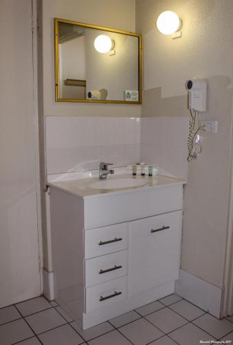 a bathroom with a sink and a mirror at Motel Riverina in Leeton