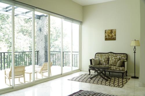 Χώρος καθιστικού στο Arainn Bed & Breakfast Tretes Prigen by ecommerceloka