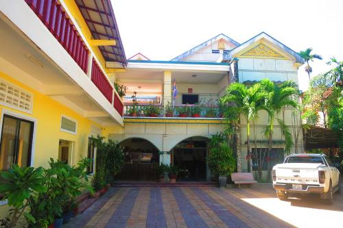 biała ciężarówka zaparkowana przed budynkiem w obiekcie Kampot guesthouse w mieście Kâmpôt