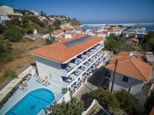 Elle offre une vue aérienne sur un hôtel doté d'une piscine. dans l'établissement Atheras, à Évdhilos