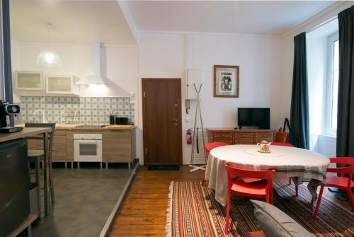 una cucina con tavolo e sedie rosse in una stanza di " Martin Schongauer " a Colmar