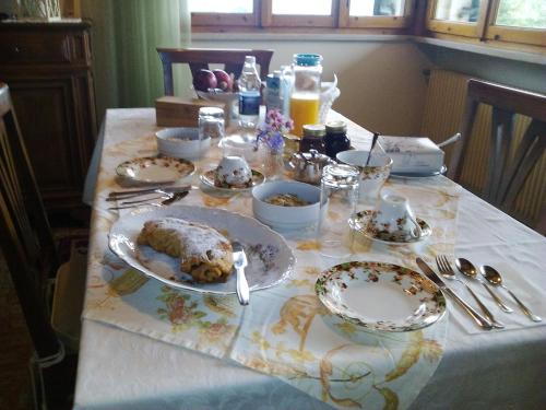 una mesa con platos de comida encima en B&B Il Suono del Bosco, en Arcugnano