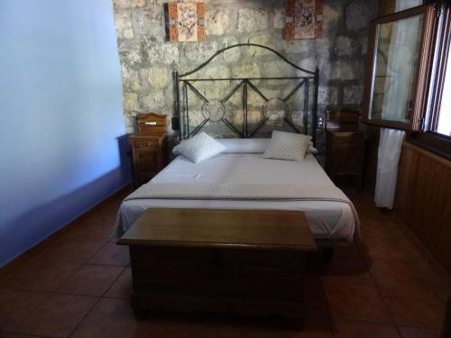 TolosaにあるCasa Rural Rio Jucarのベッドルーム1室(ベッド1台付)