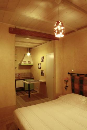 a bedroom with a bed and a kitchen with a stove at B&B Nascondino in Goito