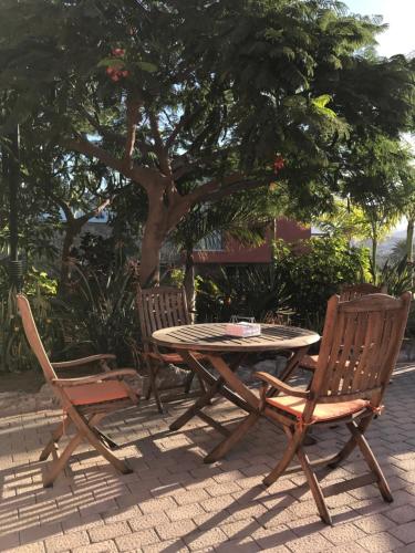 a table and two chairs sitting next to a tree at Suecia Villa Opal Anfi Tauro in Mogán