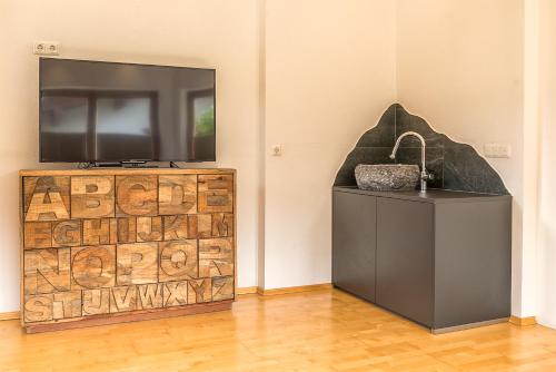 a flat screen tv sitting on top of a wooden box at Sportchalet Zillertal in Uderns