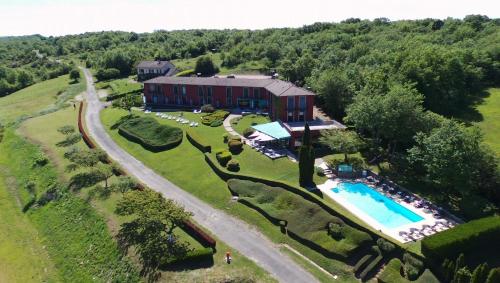 Poolen vid eller i närheten av Hôtel Restaurant La Montagne De Brancion