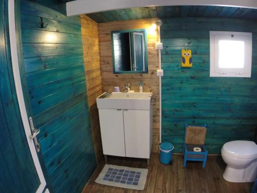 a bathroom with a sink and a toilet at Cabaña Granitas in Gran Tarajal