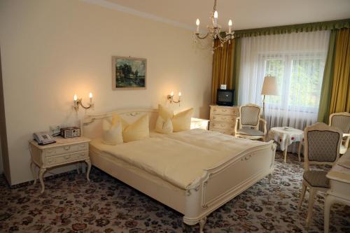 מיטה או מיטות בחדר ב-HOTEL YOGA JASMIN ehemals Hotel Eberhardt-Burghardt