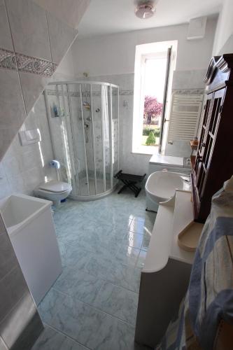 ブレツにあるCasa Artzのバスルーム(シンク2台、シャワー、トイレ2つ付)