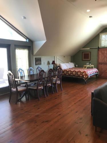 1 dormitorio con mesa, sillas y 1 cama en Hermann Barn House, en Hermann
