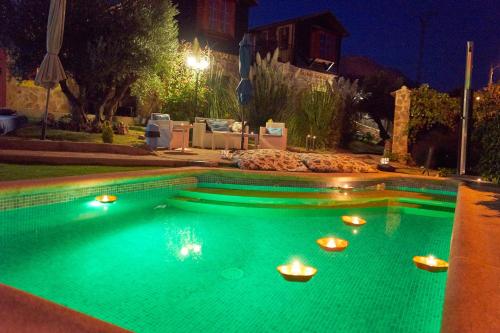 una piscina de agua verde por la noche en Cabañas El Descansito, en Chillarón de Cuenca