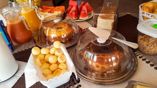 een tafel met veel verschillende soorten voedsel erop bij Pousada Brasil Cumbuco in Cumbuco