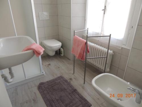 uma casa de banho com um lavatório, uma banheira e um WC. em Appartamento Al numero 11 em Como