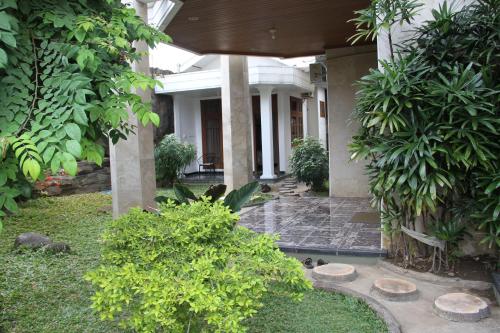 Сад в Alsalam Syariah Guesthouse