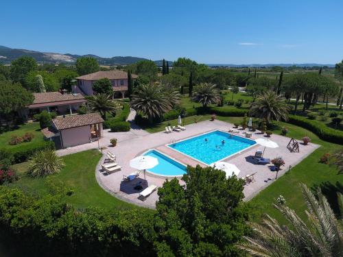 a large pool of water in front of a house at Agriturismo Villa Toscana in Campiglia Marittima